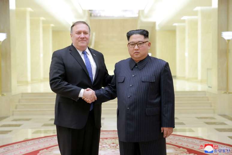Líder norte-coreano, Kim Jong Un, e secretário de Estado dos EUA, Mike Pompeo 09/05/2018 KCNA/via REUTERS