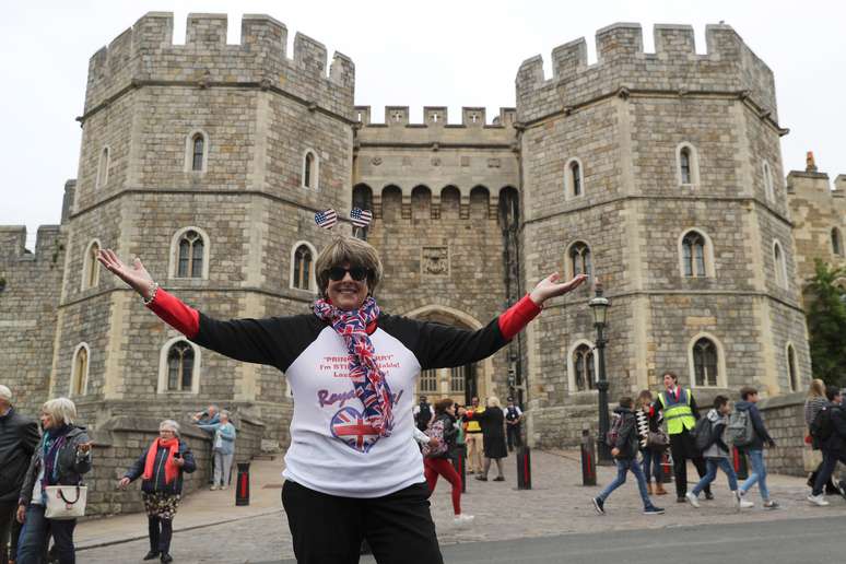 Norte-americana Donna Werner à frente do castelo Windsor para casamento real
 16/5/2018    REUTERS/Marko Djurica