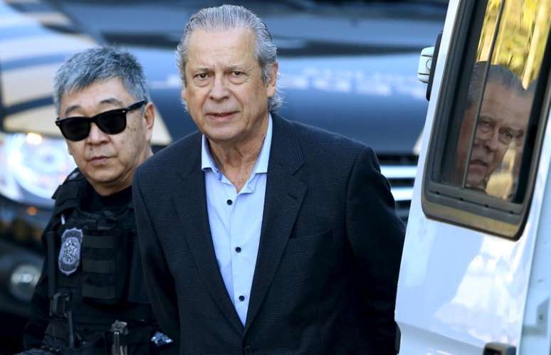 Dirceu &eacute; escoltado por policiais em Curitiba
 31/8/2015    REUTERS/Rodolfo Buhrer 