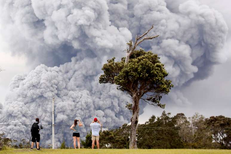 Pessoas observam cinzas da cratera Halemaumau por erup&ccedil;&atilde;o de vulc&atilde;o no Hava&iacute;
 15/5/2018    REUTERS/Terray Sylvester 