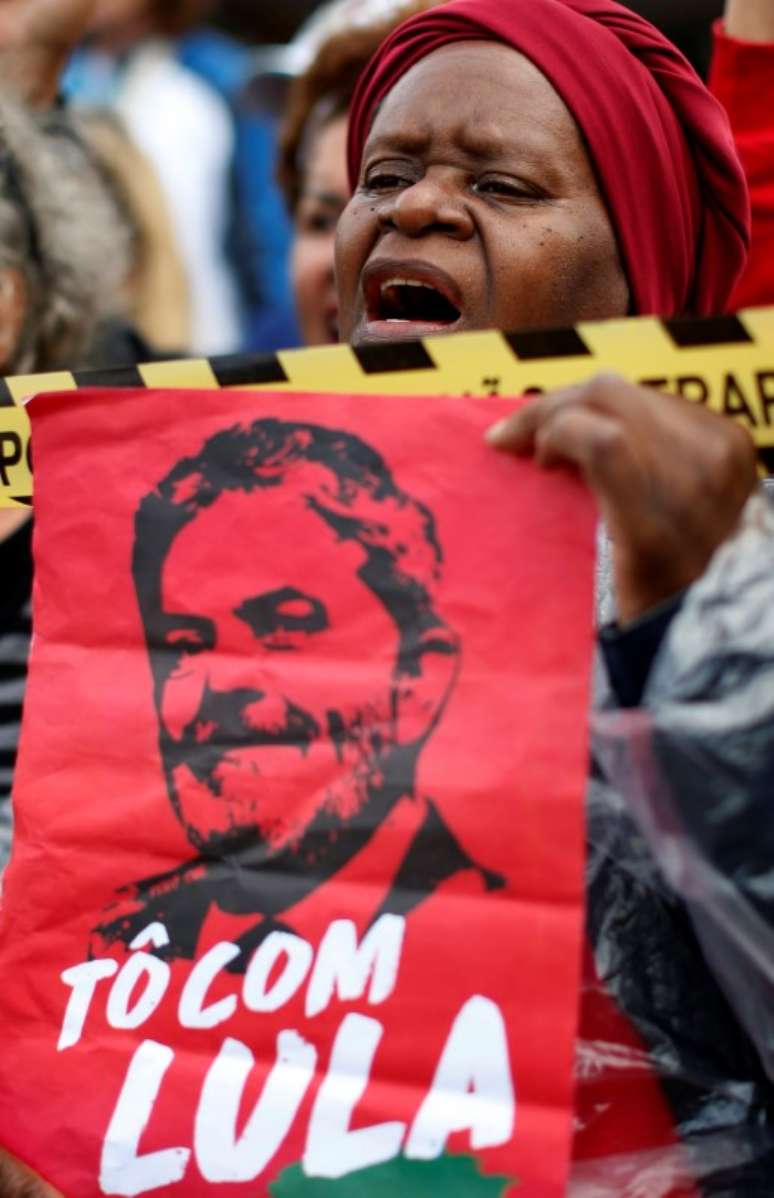 Apoiadora de Lula em frente à PF em em Curitiba, onde o ex-presidente está preso 17/4/2018  REUTERS/Rodolfo Buhrer 