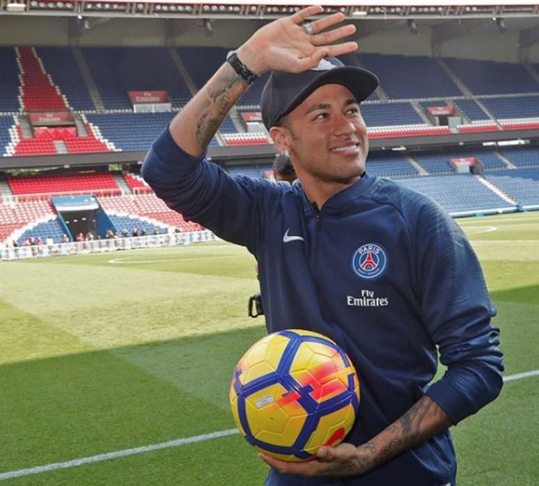 Neymar também atendeu aos fãs (Foto: Reprodução)