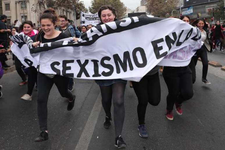 Mulheres dizem 'Não' ao machismo em protesto no Chile