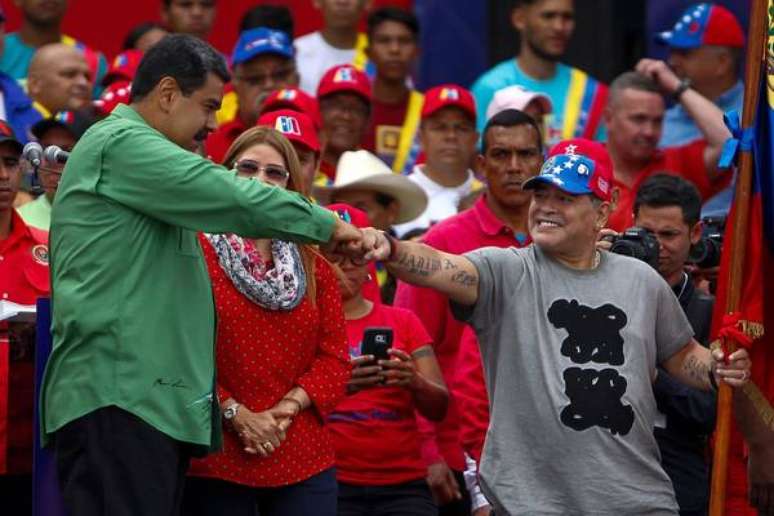 Maradona participa de último comício de Maduro