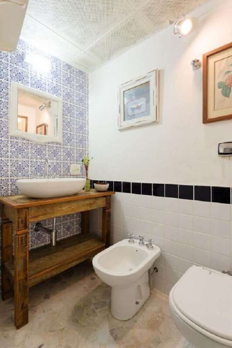 17. Banheiro decorado com azulejo hidráulico e piso rústico