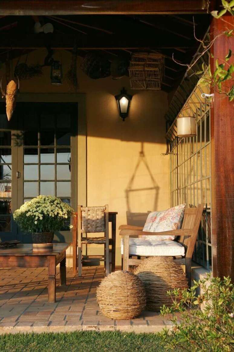 16. Varanda r&uacute;stica decorada com enfeites de fibra natural e piso r&uacute;stico