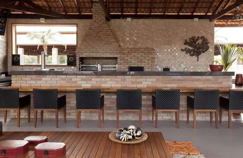 38. Decora&ccedil;&atilde;o de varanda r&uacute;stica e gourmet