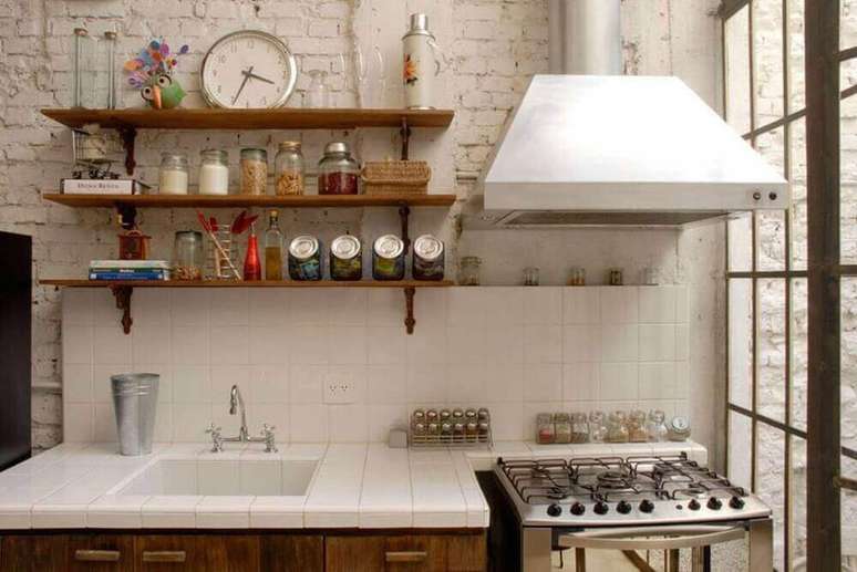 25. Decora&ccedil;&atilde;o r&uacute;stica para cozinha simples com prateleiras