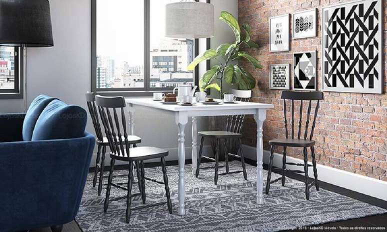 26. Sala de jantar r&uacute;stica com quadros minimalistas compondo a decora&ccedil;&atilde;o