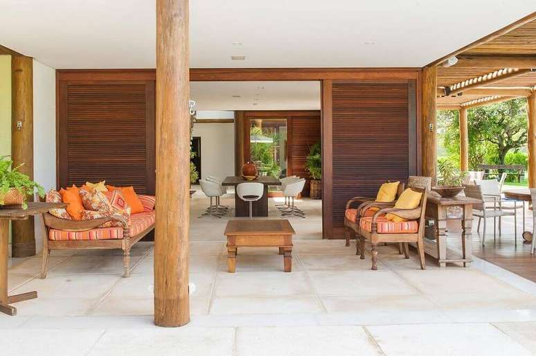 41. Decora&ccedil;&atilde;o de varanda r&uacute;stica com m&oacute;veis de madeira