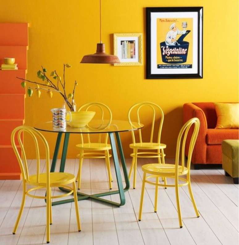 26- Mesa de jantar com cadeiras amarelas para espaços pequenos