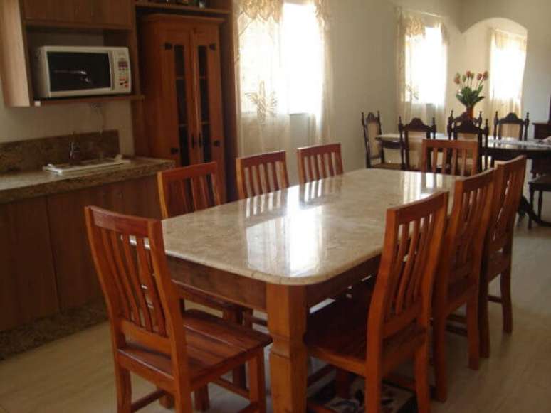 14- Mesa para sala de jantar com tampo em granito e pés de madeira