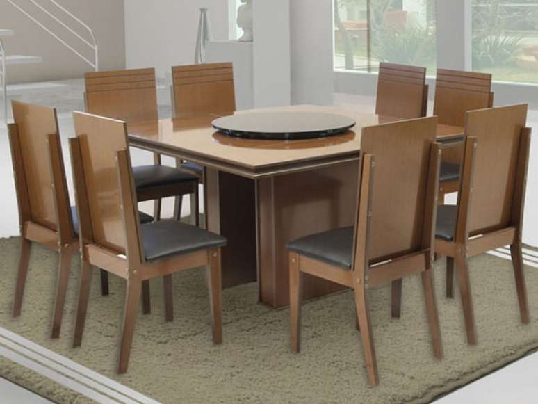31- Mesa para sala de jantar com prato giratório proporciona mais conforto e praticidade na hora de servir as refeições