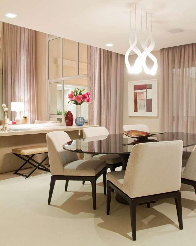 16- Mesa para sala de jantar redonda e cadeiras com detalhes em madeira