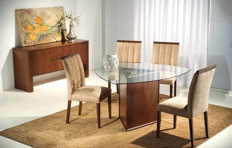 18- Mesa para sala de jantar triangular é ideal para ambientes pequenos