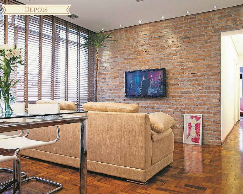 28. Sala r&uacute;stica com parede de tijolinho e piso r&uacute;stico de madeira