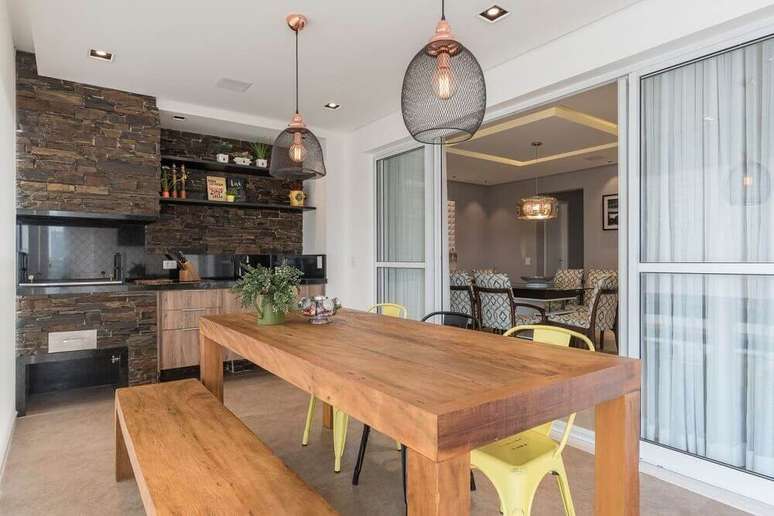 43. O pendente em estilo industrial ficou perfeito para a decora&ccedil;&atilde;o de varanda r&uacute;stica