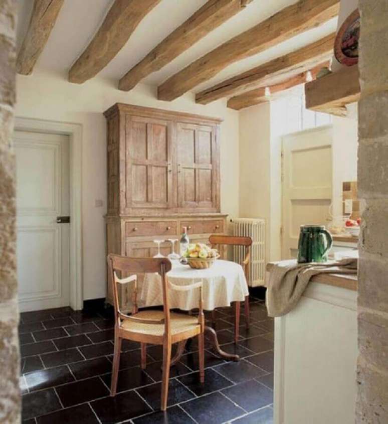 29. Piso r&uacute;stico para decora&ccedil;&atilde;o de cozinha pequena com m&oacute;veis de madeira