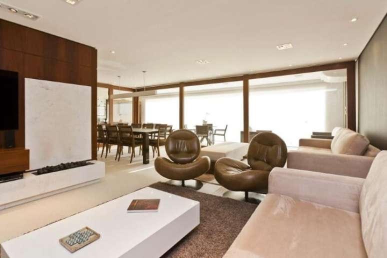 7. As poltronas para sala de estar giratórias são ótimas para ambientes integrados. Projeto de Conseil Brasil