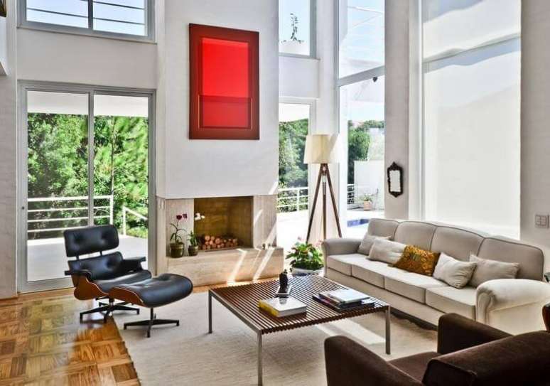 4. Poltron Eames como ponto focal na sala de estar. Projeto de Jannini Sagarra Arquitetura