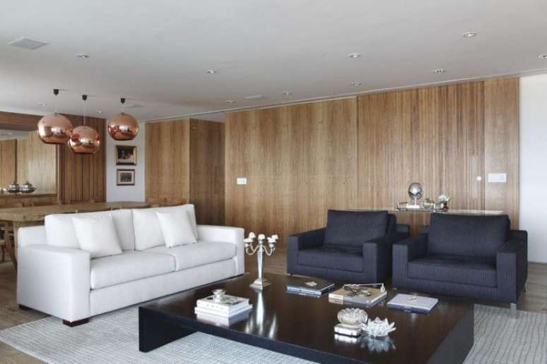 31. Poltronas para sala de estar pretas contrastando com o sofá branco. Projeto de A1 Arquitetura