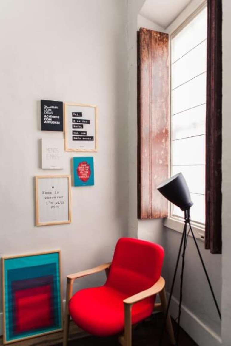 13. Poltrona vermelha em sala com decoração moderna. Projeto de Studio Um Interiores