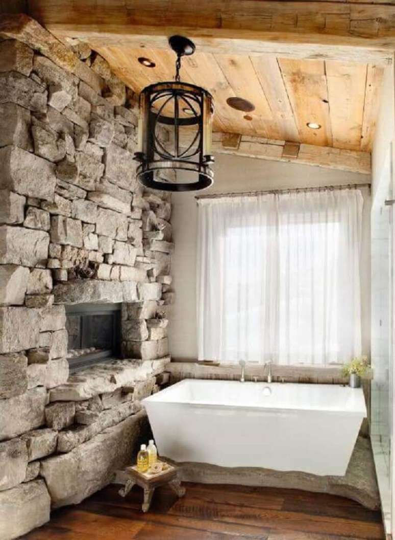 46. Revestimento de pedra para decoração de banheiro rústico com teto de madeira