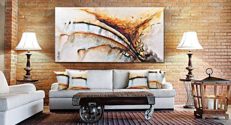 32. Decora&ccedil;&atilde;o de sala r&uacute;stica com parede de tijolinho e sof&aacute; branco