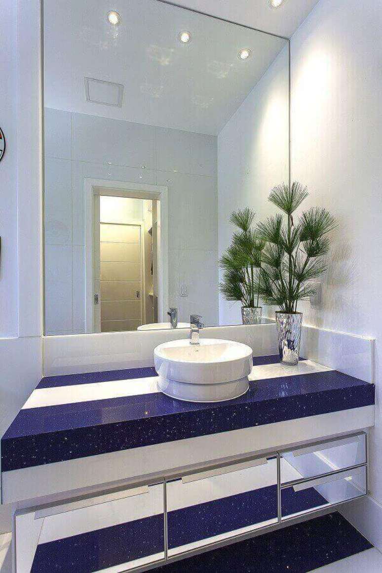 10 – Bancada de banheiro pequeno branco com detalhes azuis.