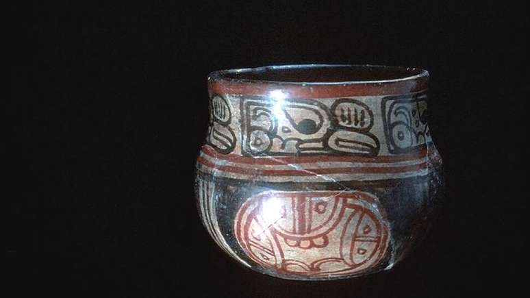 Entre os utensílios maias há vasos e pedras para moer