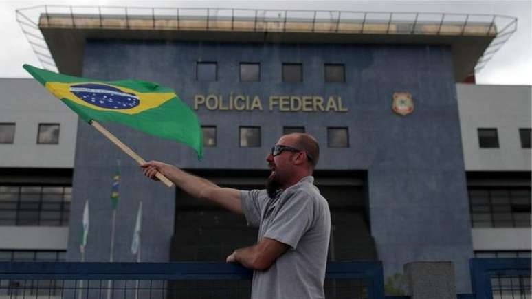 Manifestante pró-Lava Jato em frente à Superintendência da Polícia Federal em Curitiba, onde Lula está preso