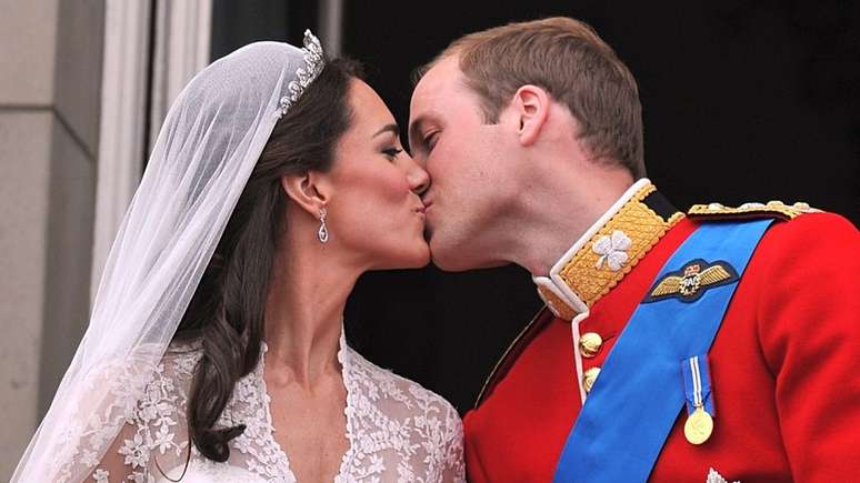 O Duque e a Duquesa de Cambridge dão um beijo na famosa sacada do palácio de Buckingham depois de seu casamento