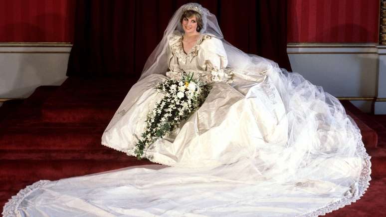 Lady Di usou um elaborado vestido de seda e tafetá para seu casamento na catedral de St. Paul, em Londres