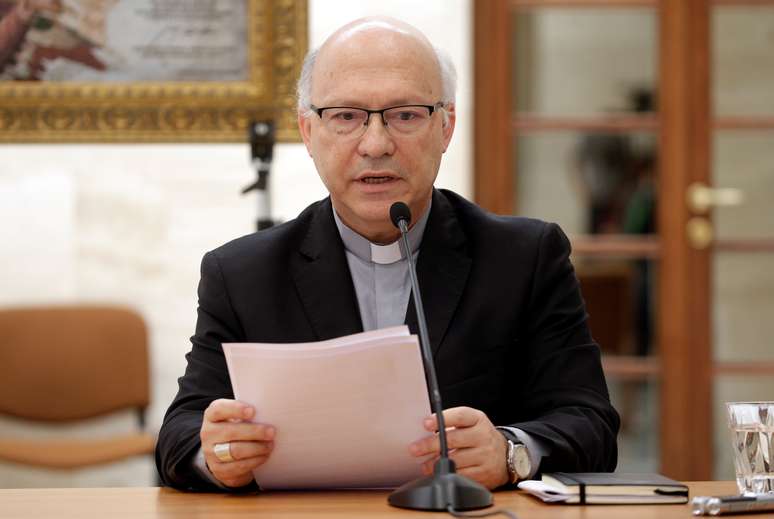 Bispo chileno Luis Fernando Ramos Perez lê comunicado após encontro com papa Francisco no Vaticano 18/05/2018 REUTERS/Max Rossi