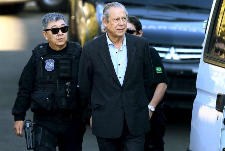 Ex-ministro José Dirceu é escoltado por policiais federais em Curitiba em 2015
31/08/2015 REUTERS/Rodolfo Buhrer 