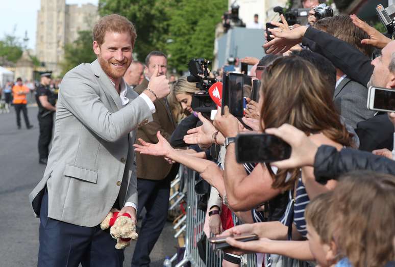 Pr&iacute;ncipe Harry cumprimenta f&atilde;s em Windsor
 18/5/2018    Jonathan Brady/Divulga&ccedil;&atilde;o via REUTERS 