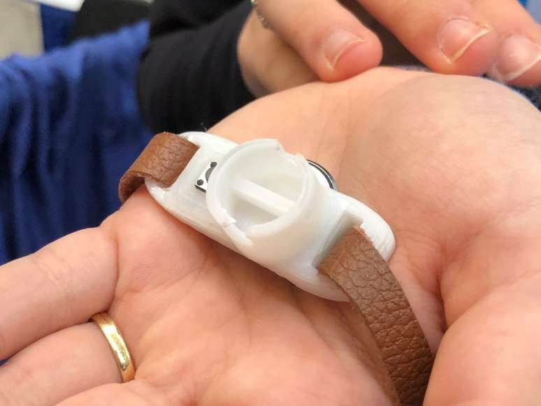 Prot&oacute;tipo de pulseira que &eacute; capaz de detectar "boa noite Cinderela" em bebidas (foto: Andr&eacute; Foga&ccedil;a/Canaltech)