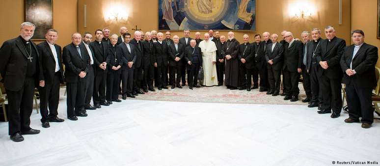 Os bispos chilenos e o papa Francisco após encontro no Vaticano