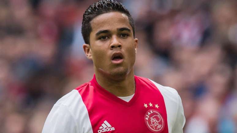 Justin Kluivert fez 11 gols na última temporada pelo Ajax (Foto: AFP)