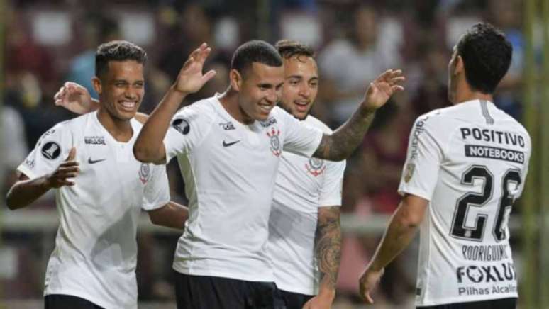 Corinthians que enfrentará o Sport terá mudanças em relação ao time que goleou o Deportivo Lara (Foto: AFP)