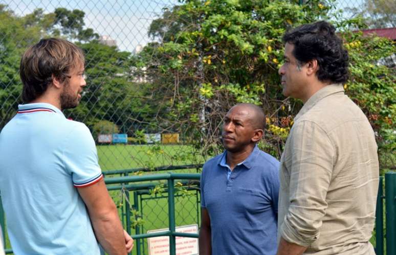 Mineiro ao lado dos ídolos Lugano e Raí, no CT da Barra Funda (Érico Leonan/saopaulofc.net)