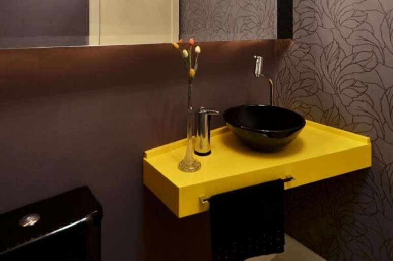 20- Bancada de banheiro em detalhe amarelo.