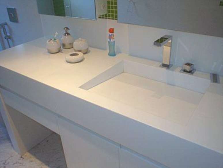 31- Modelo de bancada branca para banheiros sofisticados.
