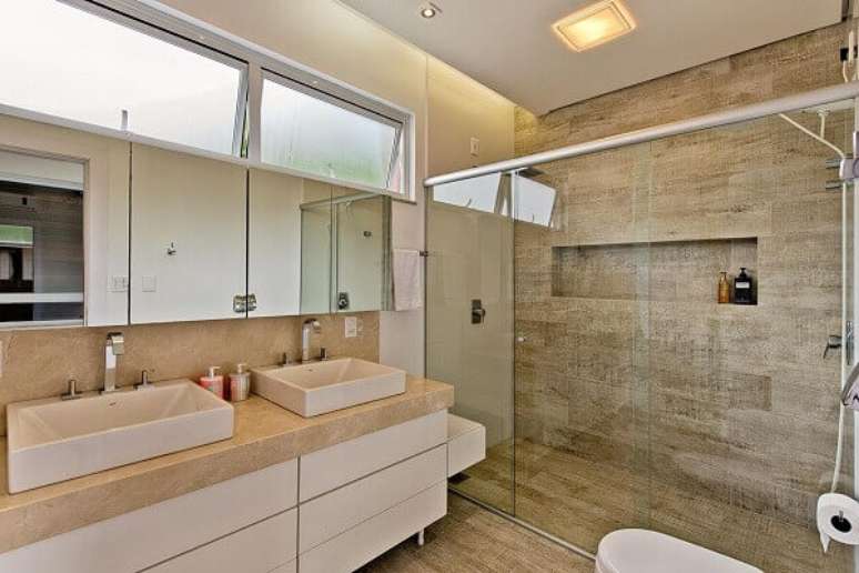 2- A Bancada de banheiro pode ser explorada com propostas e materiais diversos.