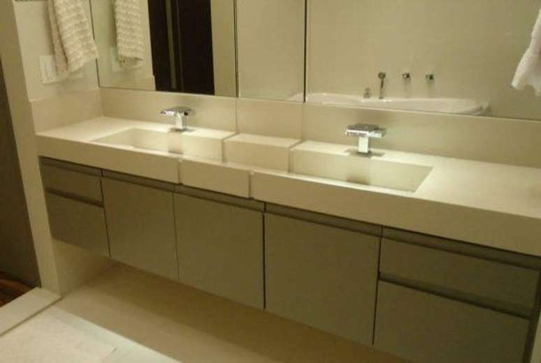 8- Bancada de banheiro com perfeita aplicação de porcelanato quase sem emendas.