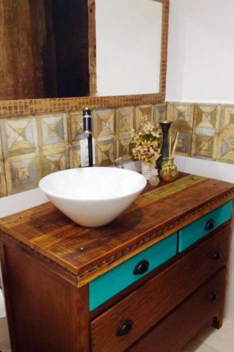 16 – Bancada de banheiro em madeira rústica.