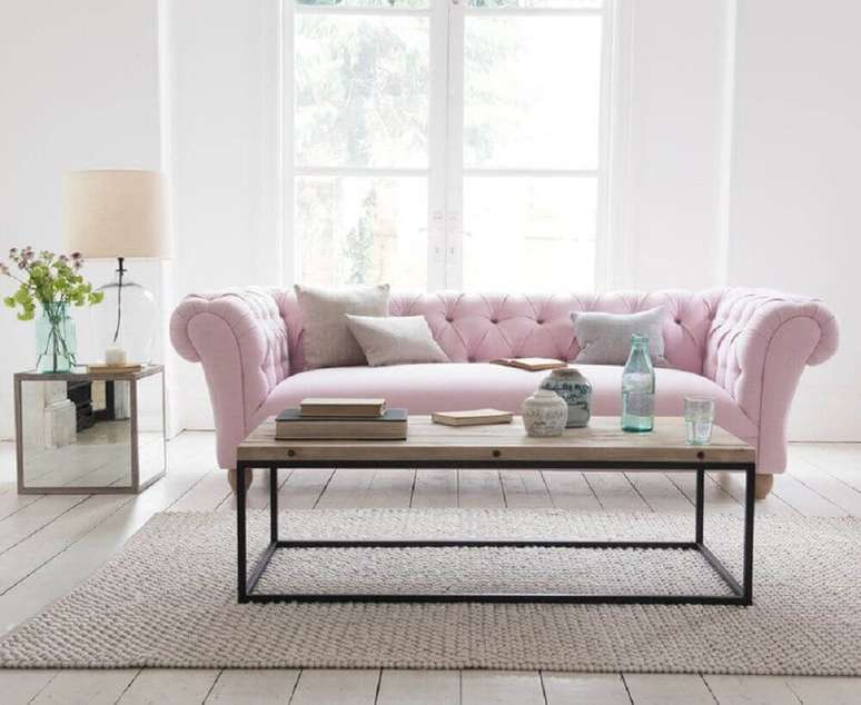 20. Sala com decoração e com um lindo modelo de sofá com estilo provençal