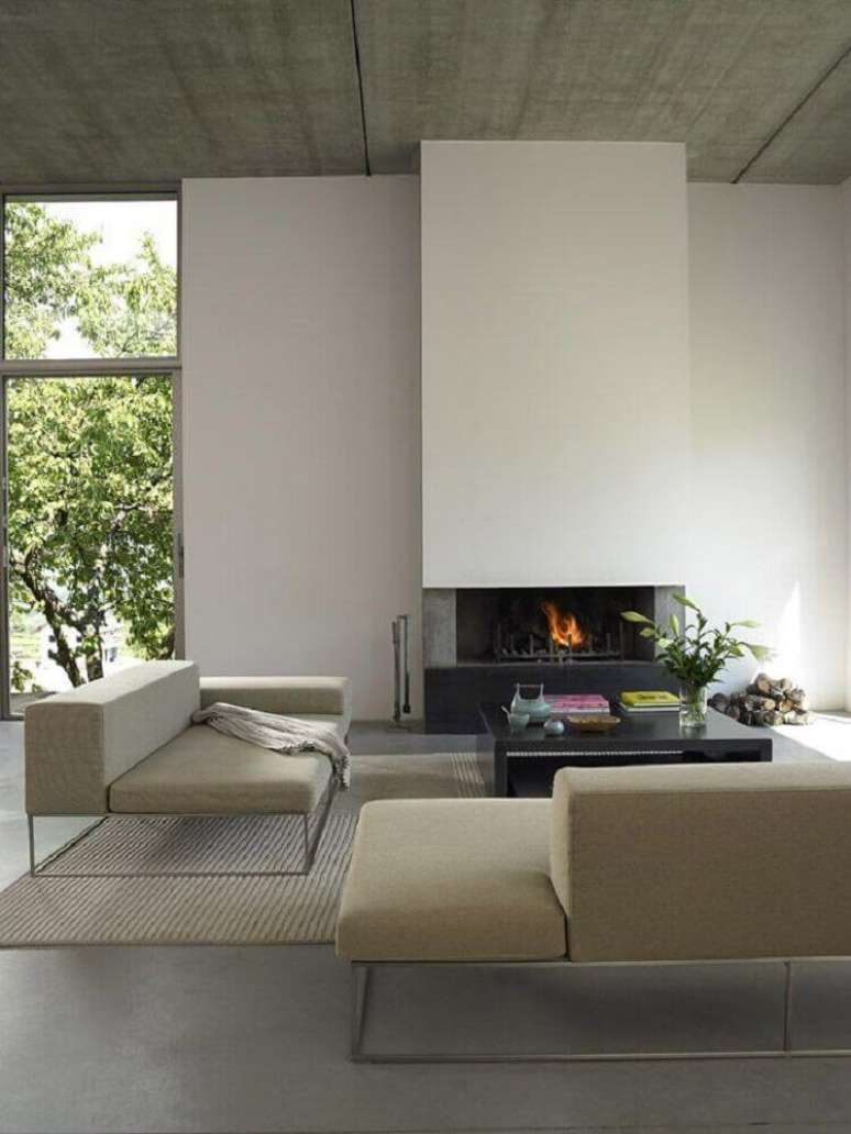 14. Sala com estilo minimalista e sofá moderno