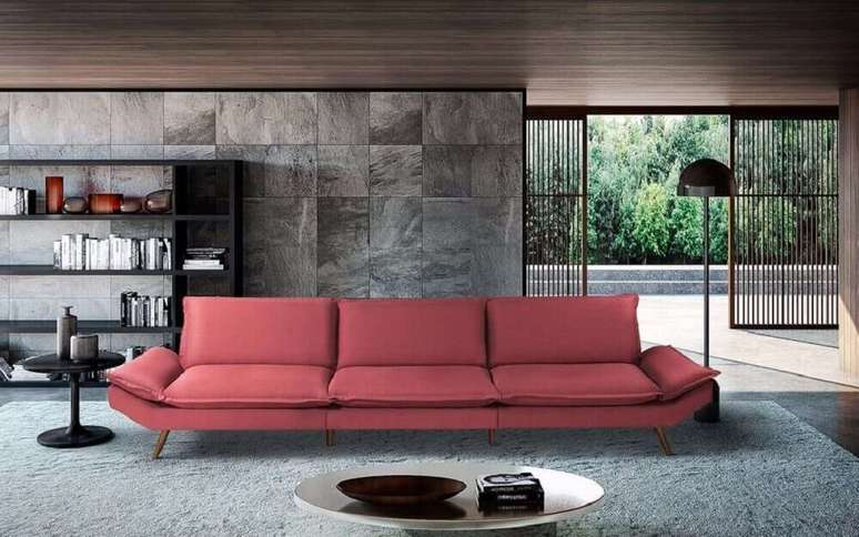 28. Decora&ccedil;&atilde;o estilo contempor&acirc;nea para sala com sof&aacute; vermelho