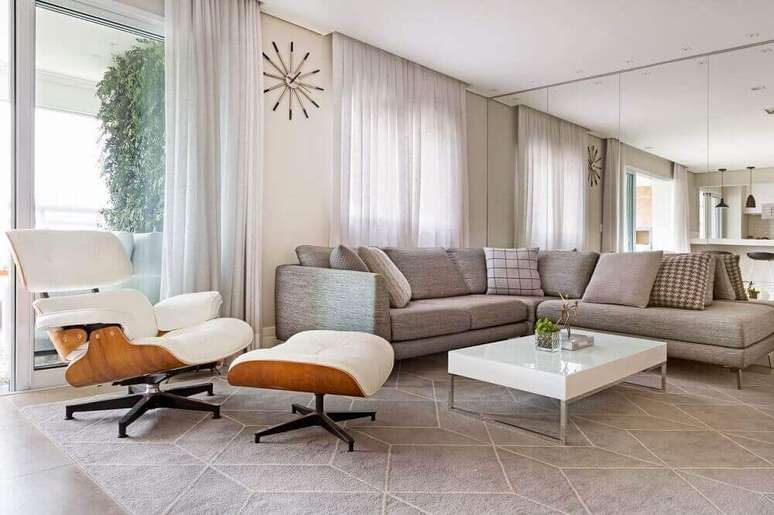 30. Decora&ccedil;&atilde;o requintada com parede espelhada para sala com sof&aacute; de canto